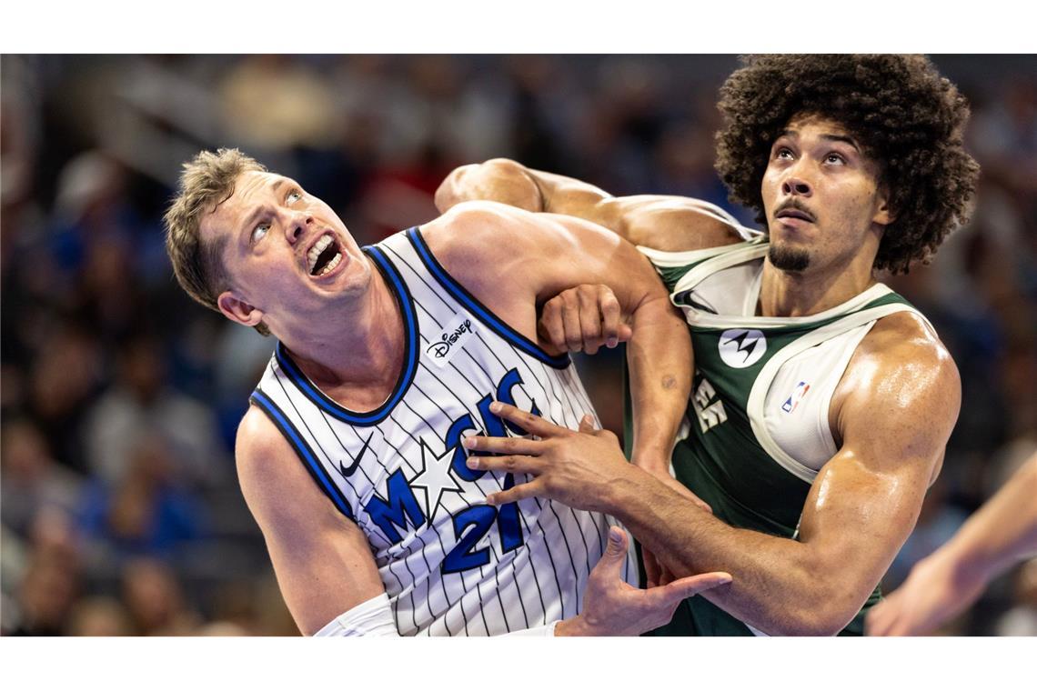 Moritz Wagner (l) und Jericho Sims kämpfen um einen Rebound.