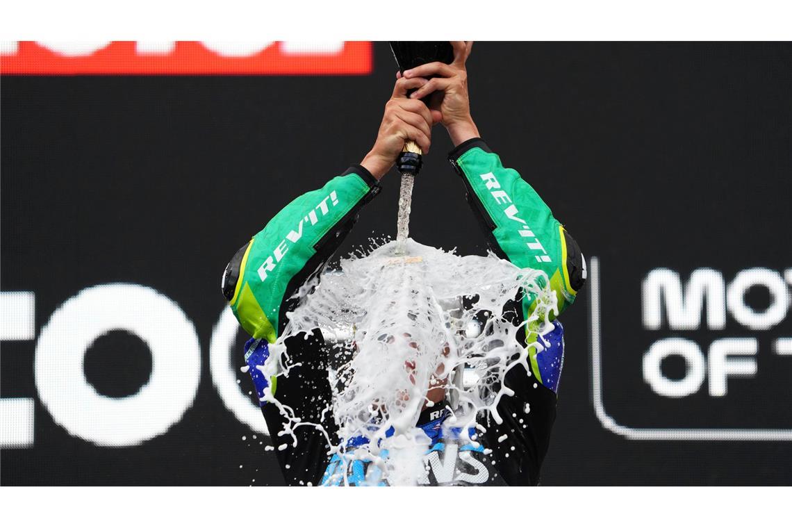 Bilder des Tages Moto2-Sieger Diogo Moreira feiert in Assen mit Prosecco-Dusche