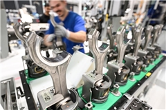 Motoren-Montage am Bodensee bei Rolls-Royce Powersystems (früher MTU).