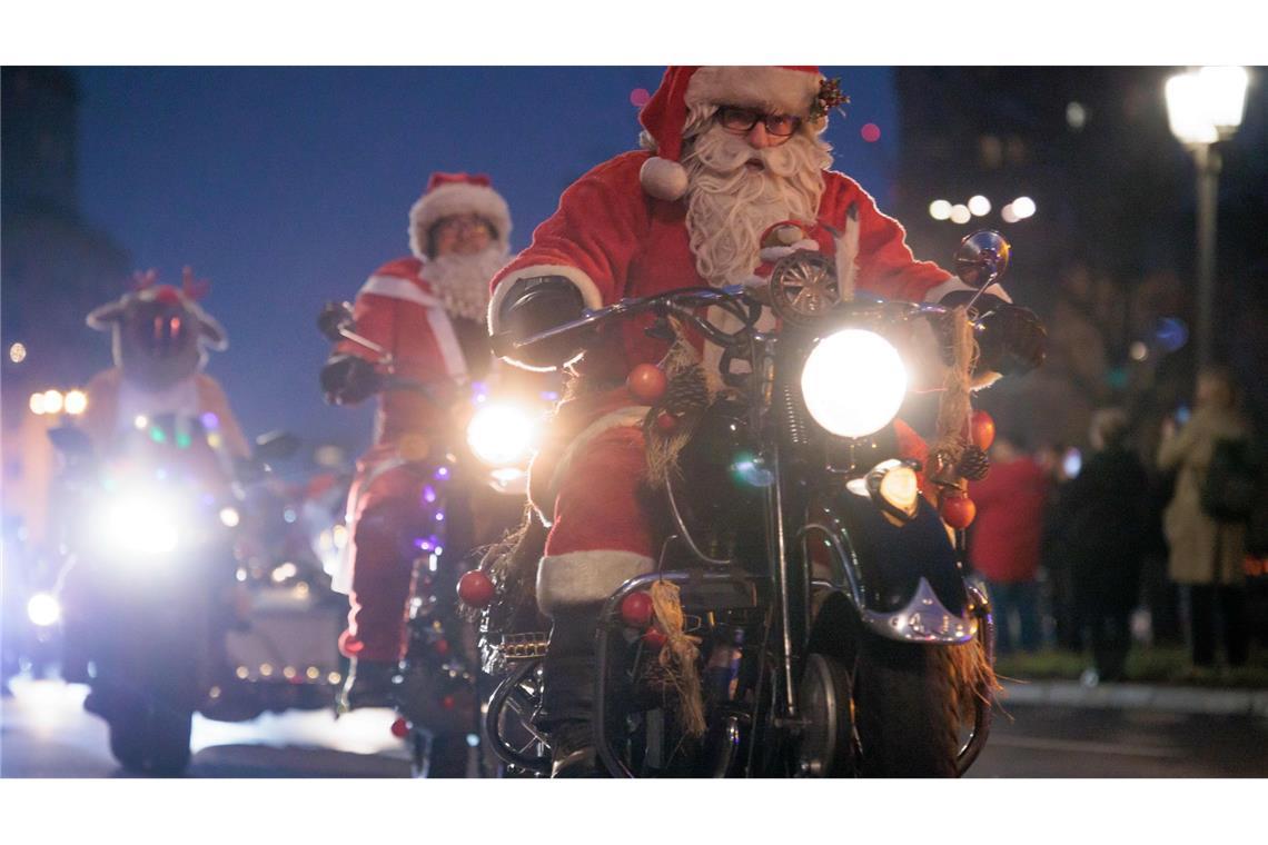Motorradfahrer fahren in Weihnachtsmannkostümen bei der Christmas Biketour 2025 durch Berlin.