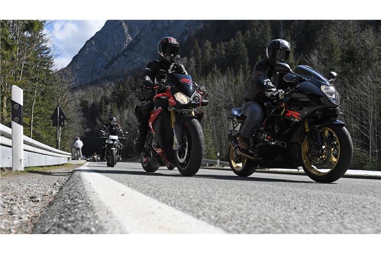Motorradfahrer verursachen teurere Unfälle als Autofahrer. (Symbolbild)