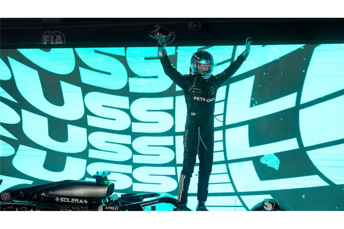 Bilder des Tages Motorsport: Formel-1-Weltmeisterschaft, Grand Prix von Singapur, Rennen. Der britische Mercedes-Pilot George Russell jubelt über seinen Sieg.
