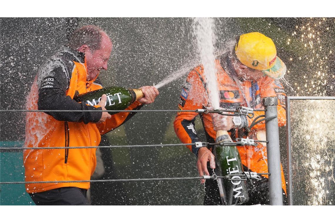 Motorsport: Formel-1-Weltmeisterschaft, Grand Prix von Brasilien, Rennen. McLaren Rennleiter Mark Norris, links, versprüht Champagner für den britischen McLaren-Piloten Lando Norris auf dem Podium.