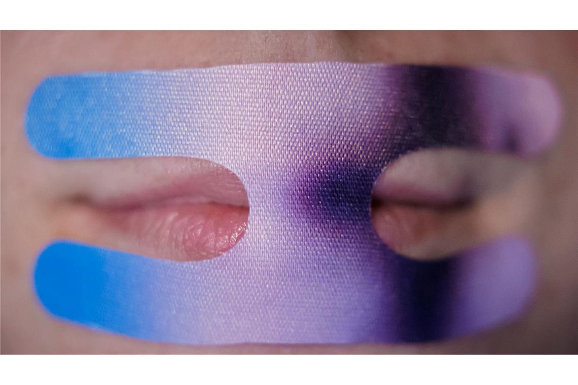 Mouth Taping: Studie warnt vor Risiken von zugeklebtem Mund Mouth Taping ist ein großer Trend, der durch die sozialen Medien befeuert wird. (Illustration)