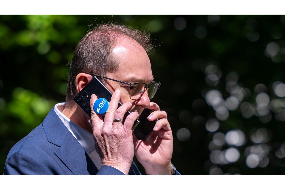 Bilder des Tages Mr. Multitasking: Alexander Dobrindt mit zwei Telefonen
