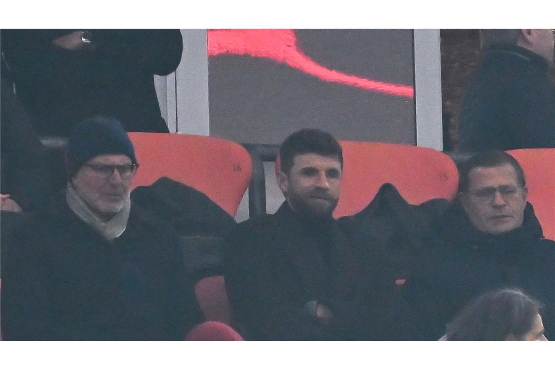 Müller (m) sieht die Bayern-Mühen beim 2:2 gegen Mainz.