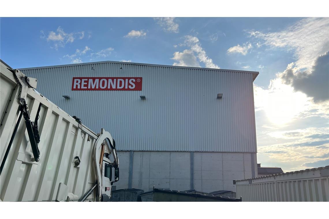 Müllfahrzeug und Container vor einer Remondis-Halle - das Abfallunternehmen ist in vielen Regionen Deutschlands sehr präsent.