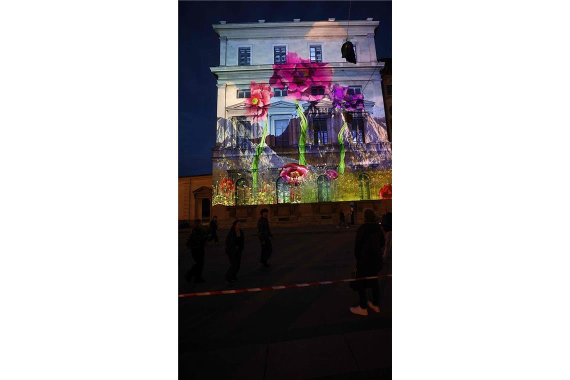 München leuchtet während der IAA, hier ein Turm der Residenz.