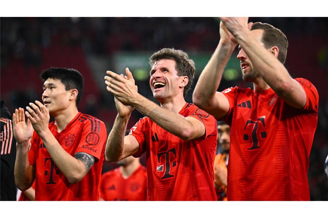Bilder des Tages Münchens Münchens Minjae Kim (l-r), Thomas Müller und Münchens Harry Kane feiern nach dem Spiel gegen den FC Augsburg ihren 1:3-Sieg mit den Fans.