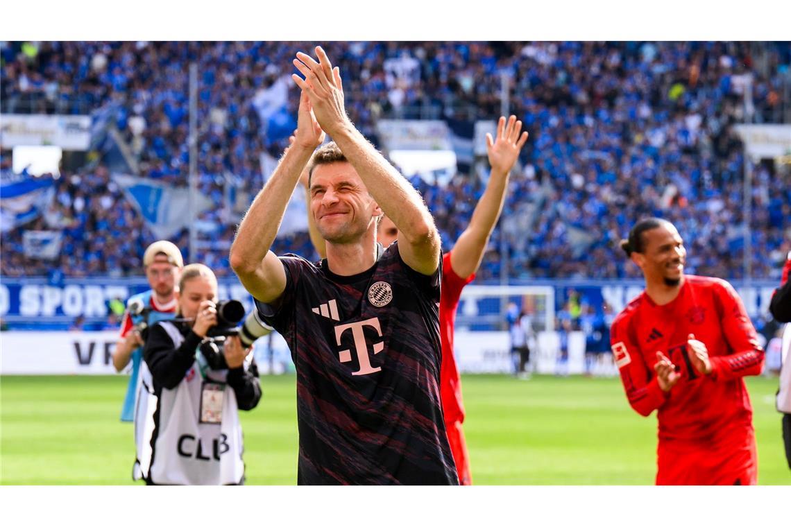 Bilder des Tages Münchens Thomas Müller verabschiedet sich nach dem Spiel von den Fans mit einem Sieg seiner Mannschaft.