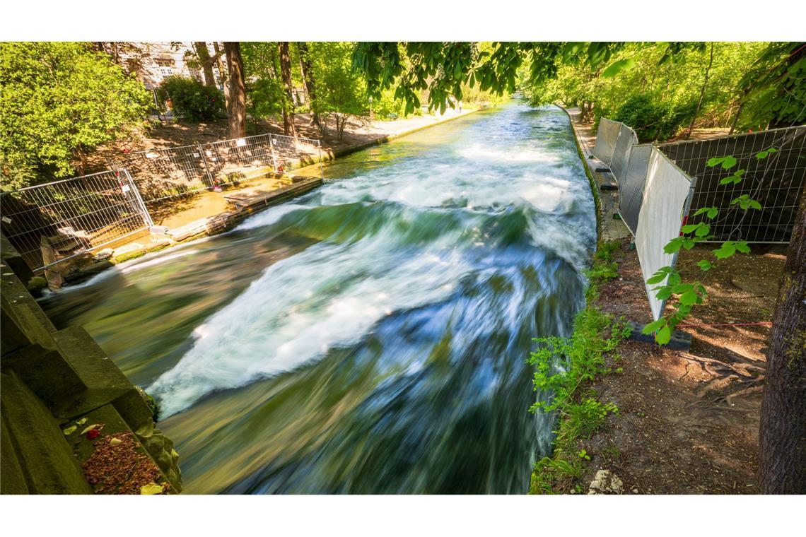 Münchner Eisbachwelle: Surfen war nach dem tödlichen Unfall zunächst verboten. (Archivbild)