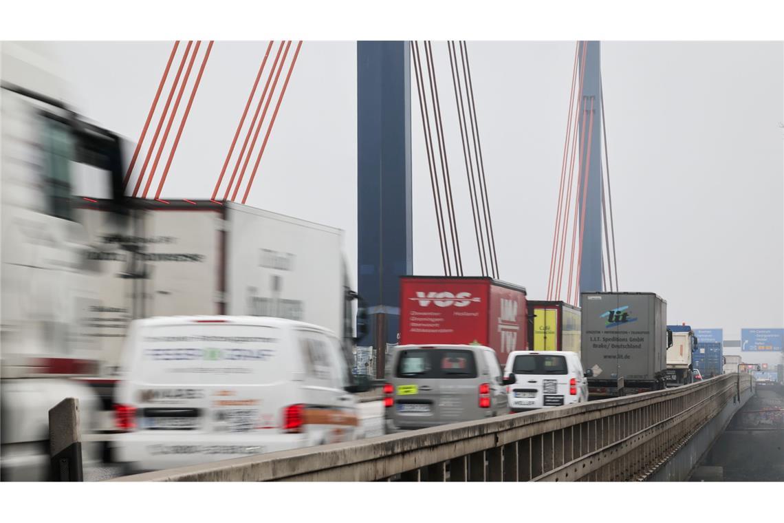 Müsste die Norderelbbrücke kurzfristig gesperrt werden, wäre der volkswirtschaftliche Schaden immens. (Archivbild)