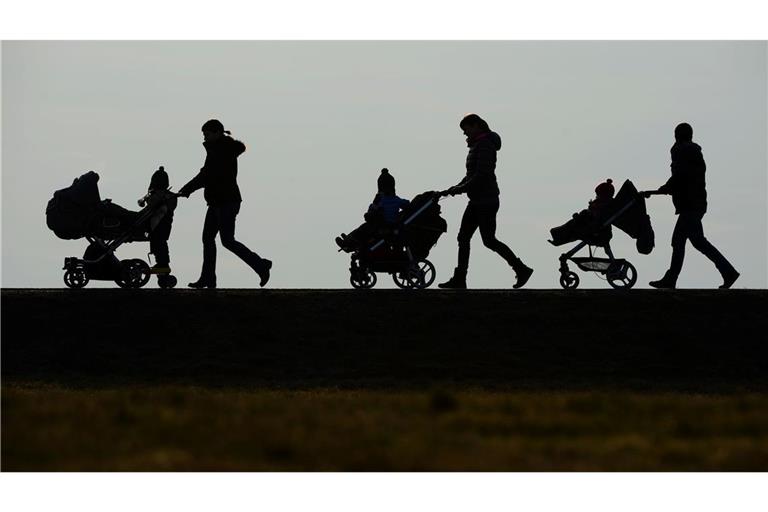 Mütter mit kleinen Kindern sind deutlich seltener berufstätig als Männer. (Symbolbild)