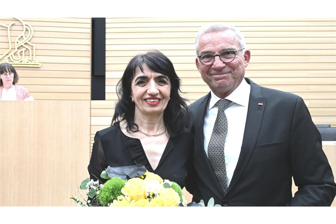 Muhterem Aras (Bündnis 90/Die Grünen) gratuliert dem neuen Landtagspräsidenten, Thomas Strobl (CDU).