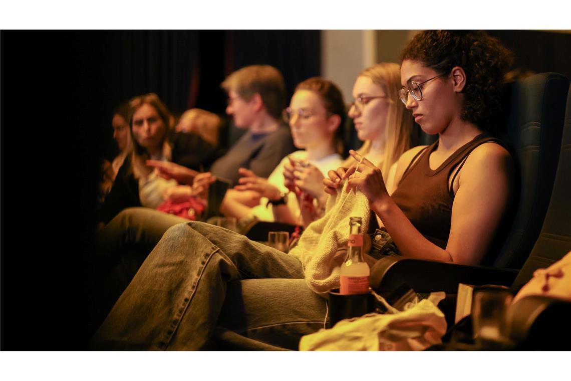 Multitasking im Kinosaal: Vom Alter ist das Publikum im "Strick-Kino" gemischt.