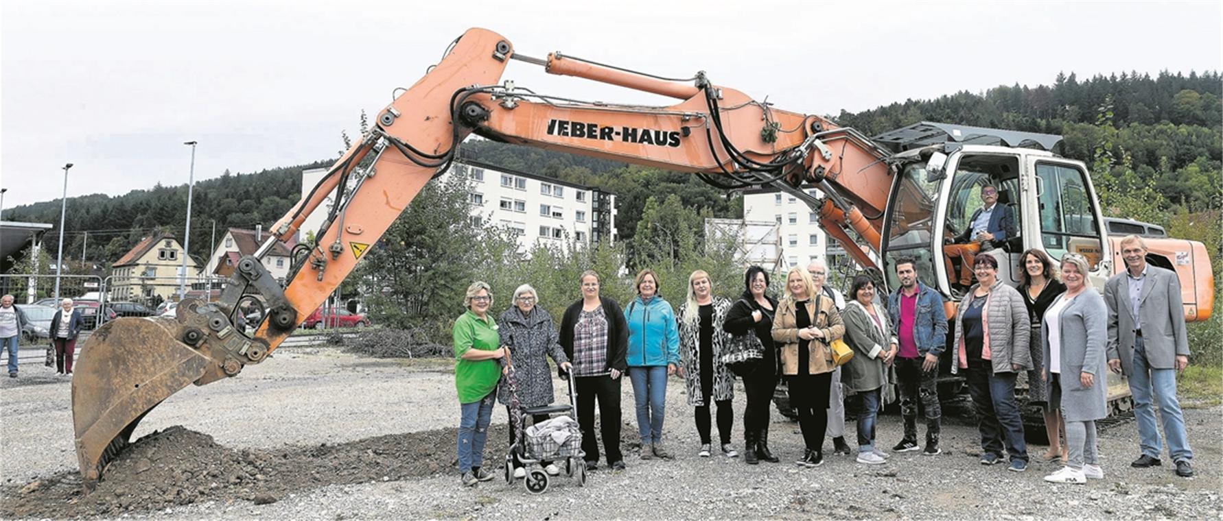 MURRHARDT (cs). Die kleine Abordnung des Erich-Schumm-Stifts Murrhardt mit Mitarbeitern und Bewohnern, die sich gestern gemeinsam mit Vorstandsvorsitzendem Rolf Barreuther und Bauunternehmer Uwe Weber (rechts) von der Weber Massiv- und Fertighaus GmbH zum gegenüberliegenden Grundstück an der Fornsbacher Straße aufgemacht hat, war sichtlich guter Dinge. Mit einem symbolischen Baggerbiss und Rolf Barreuther am Schalthebel (oben) läutete sie den Neubau des Erich-Schumm-Stifts ein. Immerhin sind seit den ersten Gesprächen und Planungen sechs Jahre vergangen, erinnerte der Vorstandsvorsitzende der Erich-Schumm-Stiftung später bei einem Umtrunk für alle. Nachdem die Polizei als wichtiger Mieter ausgestiegen war, musste die Stiftung ein neues Konzept erarbeiten. Barreuther sieht das Projekt aber mit den neuen, alternativen Elementen – Praxis, telemedizinischer Facharztbegleitung, Tagespflege sowie Kurzzeitversorgung – nun gut aufgestellt (wir berichteten). Hinzu kamen Gutachten (Brandschutz, Lärmschutz, Emissionsschutz sowie Boden), Sondierungen wegen des Grabungsschutzgebietes sowie das Austüfteln einer kostenmäßig machbaren Gründungsmethode, bei der Uwe Weber den Verantwortlichen zur Seite stand. „Wir freuen uns sehr über die Chance, die nun mit dem Neubau verbunden ist“, sagte Barreuther. Der neue Komplex inklusive 90 Pflegeplätzen ist mit rund zwölf Millionen Euro veranschlagt, gerechnet wird mit einer Bauzeit von etwa 20 Monaten. Foto: J. Fiedler