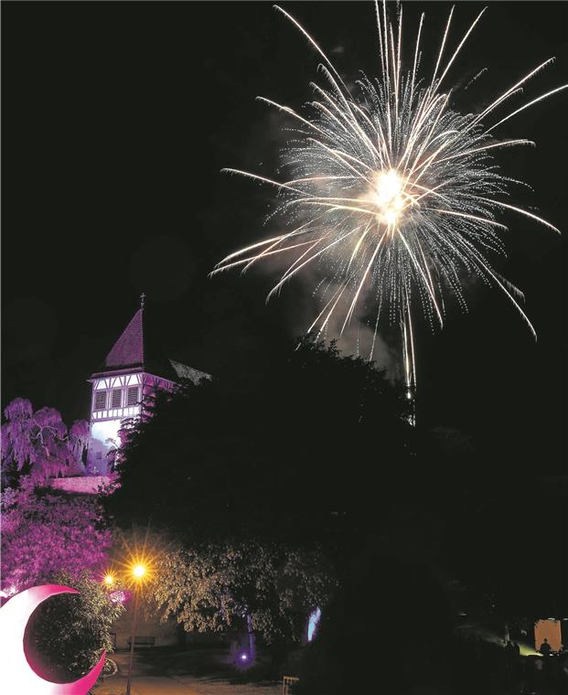 MURRHARDT (cs). Mit einem beeindruckenden Feuerwerk ist das Murrhardter Stadtfest Sonntagabend zu Ende gegangen. Viele haben sich den krönenden Abschluss im Stadtgarten trotz leichten Nieselregens nicht entgehen lassen. Feuerwerker schickten Silberregen und bunte raumgreifende Lichtsträuße in den Himmel über der Walterichskirche. Der sanfte Anfang steigerte sich zum Schluss in ein Stakkato von immer großflächigeren Leuchtwundern. Foto: J. Fiedler