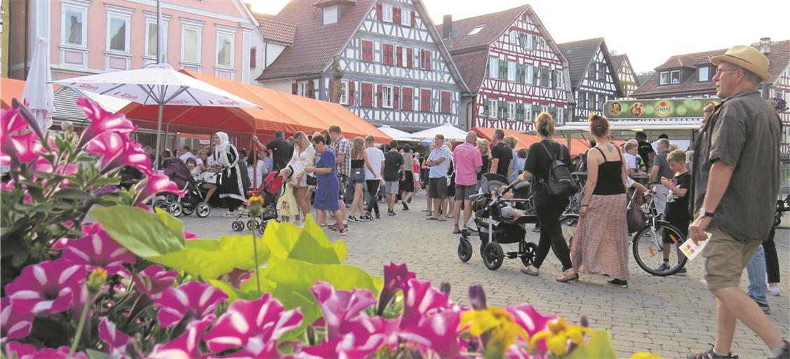MURRHARDT (cs). Volles Haus in der guten Stube: Auf dem Murrhardter Marktplatz fiel gestern der Startschuss fürs dreitägige Stadtfest. Bereits gegen 19 Uhr füllte sich das Zentrum nach und nach, bis um 20 Uhr auf dem Marktplatz mächtig was los war. Die Fahnenschwinger der Musik- und Spielgemeinschaft Trääs sorgten für den entsprechend schwungvoll-feierlichen Rahmen bei der Eröffnung. Bürgermeister Armin Mößner stellte denn auch fest, dass das Festfieber schon gut um sich greifen würde. Der Fassanstich fiel souverän aus, sodass die Schwäbische Waldfee Leonie Treml sich gleich daran machen konnte, Mößner beim Ausschenken zu helfen. Um das „Fest von Bürgern für Bürger“ in der vierten Auflage auf die Beine zu stellen, haben sich Vereine, Kirche, Wirte und weitere Partner in einer Gemeinschaft zusammengefunden. Nun heißt es für die Murrhardter, das Festwochenende zu genießen. Zur Auswahl stehen sechs Plätze – Stadtgarten, Jugendzentrum, Klosterhof, Hauptstraße, Platz am oberen Tor sowie Marktplatz. Livemusik wird genauso geboten wie Kulinarisches, ein Vergnügungspark und ein Stadtgarten mit Lichterglanz. Foto: C. Schick