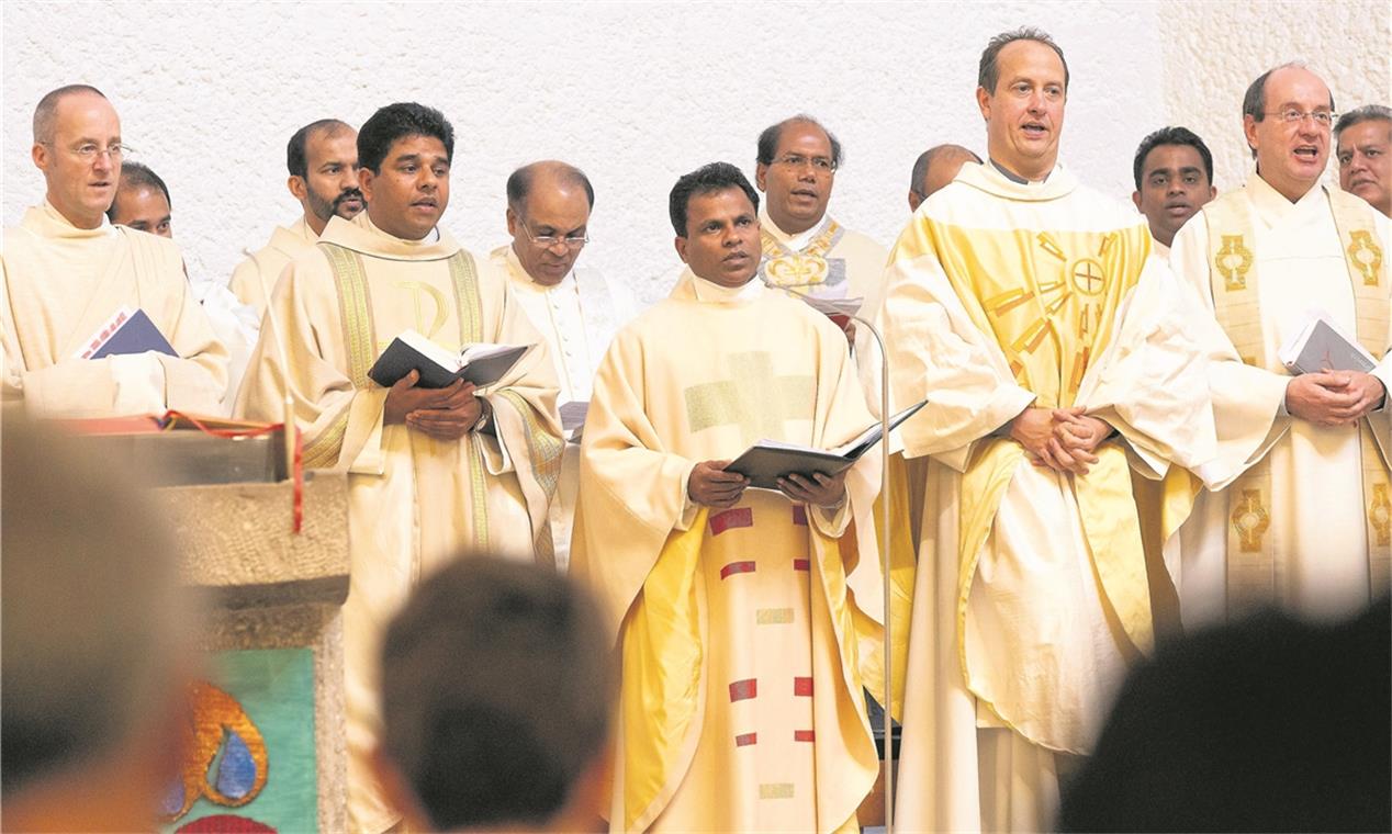 Feierliche Einsetzung von Pfarrer Jose Antony MURRHARDT (jf). In einer großen, festlich gestalteten Eucharistiefeier wurde Pater Jose Antony (vorne Mitte) in sein Amt als Pfarrer für die katholische Seelsorgeeinheit Oberes Murrtal eingeführt. Dabei übernahm der kommissarisch stellvertretende Dekan Jens Brodbeck (vorne, Zweiter von rechts) neben der Eröffnung und Begrüßung auch die Vorstellung und Verpflichtung des neuen Pfarrers. Diakon Harald Sittart (links) verlas die von Bischof Gebhard Fürst ausgestellte Ernennungsurkunde. Anschließend übergab Pastoralreferentin Martina Fuchs Jose Antony einen stattlichen Schlüssel in essbarer Form. Für ein beeindruckendes Bild beim Einzug und in St. Maria sorgten Antonys Mitbrüder vom Prämonstratenserorden, Priester aus dem Dekanat sowie darüber hinaus, die die Einsetzung begleiteten. Vor Ende der Eucharistiefeier schloss sich eine lange Reihe von Dank- und Grußworten an, ehe beim Empfang im Gemeindezentrum Zeit war, den neuen Pfarrer persönlich kennenzulernen. Foto: J. Fiedler