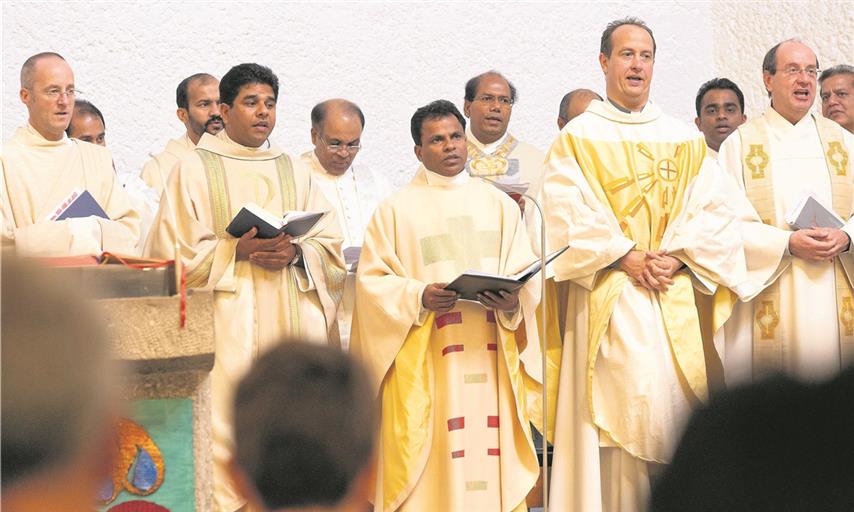 MURRHARDT (jf). In einer großen, festlich gestalteten Eucharistiefeier wurde Pater Jose Antony (vorne Mitte) in sein Amt als Pfarrer für die katholische Seelsorgeeinheit Oberes Murrtal eingeführt. Dabei übernahm der kommissarisch stellvertretende Dekan Jens Brodbeck (vorne, Zweiter von rechts) neben der Eröffnung und Begrüßung auch die Vorstellung und Verpflichtung des neuen Pfarrers. Diakon Harald Sittart (links) verlas die von Bischof Gebhard Fürst ausgestellte Ernennungsurkunde. Anschließend übergab Pastoralreferentin Martina Fuchs Jose Antony einen stattlichen Schlüssel in essbarer Form. Für ein beeindruckendes Bild beim Einzug und in St. Maria sorgten Antonys Mitbrüder vom Prämonstratenserorden, Priester aus dem Dekanat sowie darüber hinaus, die die Einsetzung begleiteten. Vor Ende der Eucharistiefeier schloss sich eine lange Reihe von Dank- und Grußworten an, ehe beim Empfang im Gemeindezentrum Zeit war, den neuen Pfarrer persönlich kennenzulernen. Foto: J. Fiedler