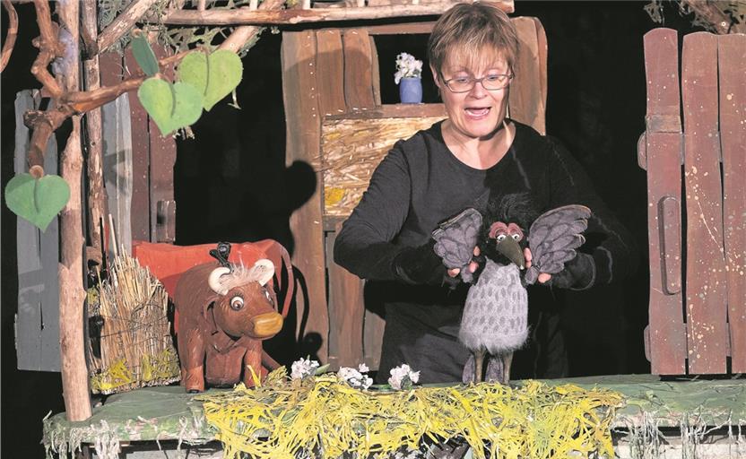 MURRHARDT (jf). Premiere in Murrhardt hatte die Bremer Puppenspielerin Birgit Neemann mit Vorführungen zu „Mama Muh räumt auf“, „Mama Muh schaukelt“ und „Mama Muh baut ein Baumhaus“ und nahm die Kinder in der Stadtbücherei mit auf eine Reise. Mama Muh ist eine Kuh – aber keine gewöhnliche Kuh. Sie liebt Abenteuer und probiert zusammen mit ihrer besten Freundin, der Krähe, gern spannende Dinge aus. Die Schüler der ersten Klassen von Walterichschule, Herzog-Christoph-Schule, Hörschbachschule und der Grundschule Sechselberg erlebten im Heinrich-von-Zügel-Saal aufregende 45 Minuten. Schon zu Beginn bezieht Neemann die Kinder mit ins Stück ein. Großes Geschrei kommt bei den Kindern auf, als sie beim Frühjahrsputz von der Krähe nass gespritzt werden. Die Schüler erleben die Abenteuer der Kuh mit: Mama Muh möchte etwas anderes tun als nur Gras fressen. Am besten schaukeln. Aber wie funktioniert die Schaukel und wie wird sie aufgebaut? Mithilfe der Krähe gelingt es Mama Muh zu schaukeln, bevor sie sich dann die Frage stellt, wie man ein Baumhaus anbringt. Wieder will die Krähe helfen, was aber misslingt. Mama Muh weiß: Sie kann es besser – und baut sich mit professionellem Werkzeug ihr eigenes Baumhaus. Zum Schluss verabschiedeten sich alle Kinder von Mama Muh und der Krähe mit Streicheleinheiten. Foto: J. Fiedler