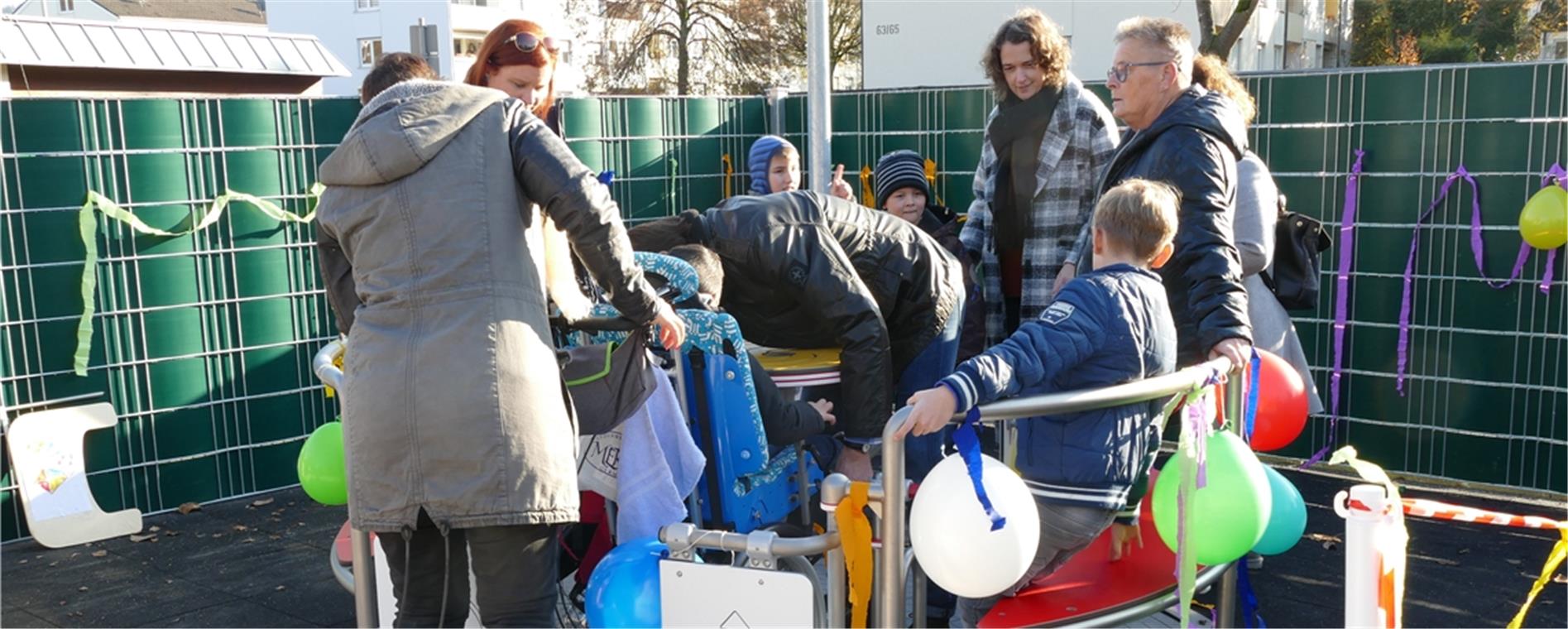 MURRHARDT (pm). Bereits seit Anfang des Schuljahres erfreuen sich Kinder und Jugendliche der Bodelschwinghschule Murrhardt an einem neuen Spielgerät auf dem Pausenhof, das nun offiziell mit den beiden Spendervereinen eingeweiht wurde. Es handelt sich um ein Karussell, in dem Kinder mit und ohne Rollstuhl gemeinsam ihre Runden drehen können, wie die Bodelschwinghschule informiert. Der gemeinnützige Verein Schatzkiste aus Urbach unterstützt unterschiedliche Einrichtungen und Projekte und ermöglichte zusammen mit dem Freundeskreis der Bodelschwinghschule, das Karussell anzuschaffen. Als Vertreterinnen des Vereins Schatzkiste waren Sarah Landwehr und Natascha Sailer mit Tochter Emilia gekommen. Für den Freundeskreis der Bodelschwinghschule ließen es sich die Vorstände Simone Walla, Nadine Kraft, Eddy Bodamer, Oliver Schaal und die Vorsitzende Brigitte Rothenburger gemeinsam mit der stellvertretenden Schulleiterin Steffi Drach-Minuth nicht nehmen, zusammen mit den Schülern sowie Lehrkräften die Einweihung zu feiern. Nach herzlichen Dankesworten lud Steffi Drach-Minuth die Gäste, Schüler und Lehrkräfte dazu ein, ein paar Runden auf dem Karussell zu drehen. Die entwickelten sich mit entsprechender Musik bei ausgelassener Stimmung aller Beteiligten zu einer kleinen Party. Foto: privat