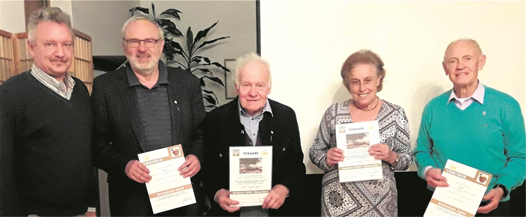 Obstbauverein ehrt langjährige Mitglieder MURRHARDT (pm). Der Verein Obst, Garten und Landschaft Murrhardt hat bei der Jahreshauptversammlung langjährige Mitglieder geehrt. Vorsitzender Rainer Laidig (links) zeichnete Siegfried Braun (Mitte) und Annelise Weber (Zweite von rechts) für ihre 40-jährige Vereinstreue, Wilhelm Wieland (rechts) und Albert Pschorr (Zweiter von links) für ihre zehnjährige Mitgliedschaft aus. Großes Interesse fand der Vortrag über den Anbau von Kiwis und Feigen. Kiwibäume benötigen einen sonnigen, warmen und windgeschützten Standort, berichtet der Verein. Die Früchte enthalten viel Vitamin C sowie Mineralien, Kalzium und Magnesium, sind mit Blick auf ihre Inhaltsstoffe gesundheitsfördernd und anderen Zitrusfrüchten stark überlegen. Feigen wiederum können durch ihre Ballaststoffe und die damit verbundene Verdauungsförderung punkten. In ihnen findet sich zudem viel Eisen, das zur Blutbildung benötigt wird, sowie Kalium, das als Baustein unter anderem für Knochen, Haut, Haare und Nägel benötigt wird. Foto: privat