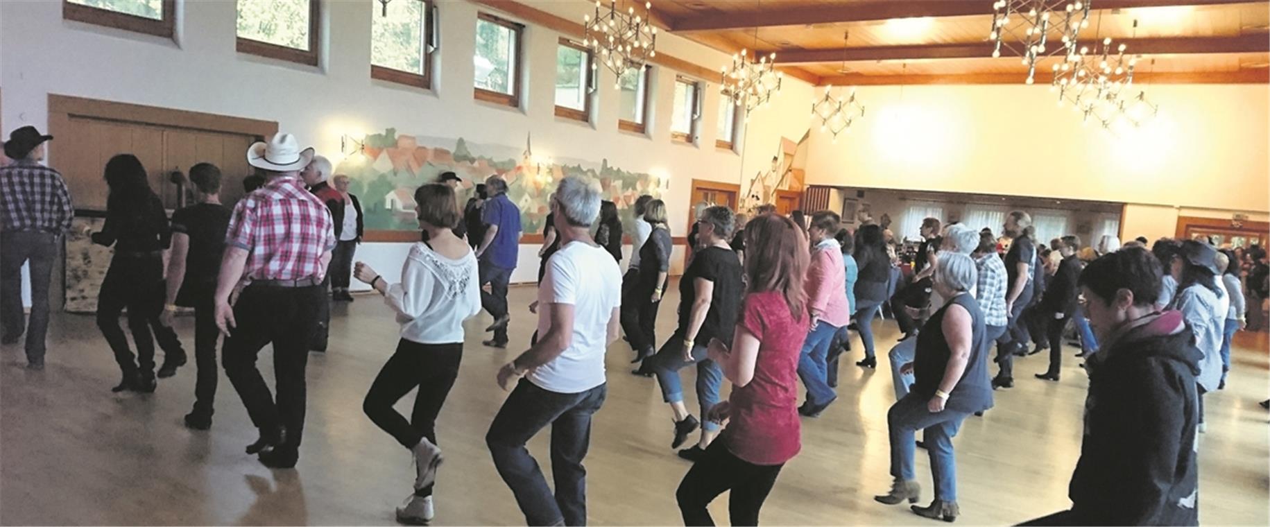 MURRHARDT (pm). Die Volkshochschule Murrhardt bietet in Zusammenarbeit mit Renate Beger am Samstag, 16. November, um 19 Uhr einen kompakten, halbstündigen Line-Dance-Workshop in der Murrhardter Stadthalle an. Anschließend können die Teilnehmer das Erlernte gleich bei Livemusik ausprobieren. Unter dem Motto „Tanzen – Line-Dance, Standard, Freestyle – Freunde treffen, Spaß haben“ präsentiert Steven Taylor ab 20 Uhr Rock-, Pop- und Country-Klassiker. Eingeladen sind alle zur Livemusik, auch diejenigen, die einfach nur dabei sein und zuhören möchten. Der Eintritt kostet zehn Euro. Weitere Infos beim VHS-Team unter Telefon 07192/9358-0. Foto: privat