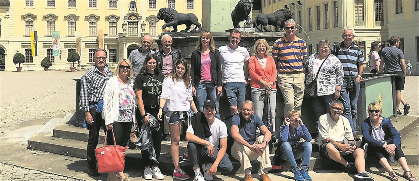 MURRHARDT (pm). Ende Mai reisten zehn Mitglieder des Tennisclubs Frome nach Murrhardt, um die langjährige Tradition der Freundschaftsbesuche fortzusetzen. Herrliches Wetter begleitete das bunte Programm, so wurden die Führung im Ludwigsburger Residenzschloss und das Flanieren durchs Blühende Barock von strahlend blauem Himmel und Sonnenschein begleitet (Foto links). Samstags gab es das obligatorische Tennisturnier, es war verbunden mit dem Sommerfest des TC Murrhardt, sodass es zu netten Begegnungen auch abseits der Tennisplätze kam. Immer beliebter wird im Club die Boulebahn, einige der Gäste spielen regelmäßig Boule in Frome und waren von der Abwechslung begeistert, wie der TCM berichtet. Zudem beehrte Bürgermeister Armin Mößner die Veranstaltung mit einer freundlichen Ansprache und nahm auf seinen Wunsch an einer Partie Boule teil, bei der er großes Geschick bewies. Die rechte Aufnahme zeigt die Runde mit (von links) Armin Mößner, Steve Williams, Debbie Godwin, Harald Schibrani, Udo Claus und Judy Thomas. Mit herzlichem Dank verabschiedeten sich die Gäste und luden für 2021 zum Gegenbesuch ein. Fotos: T. Vogler