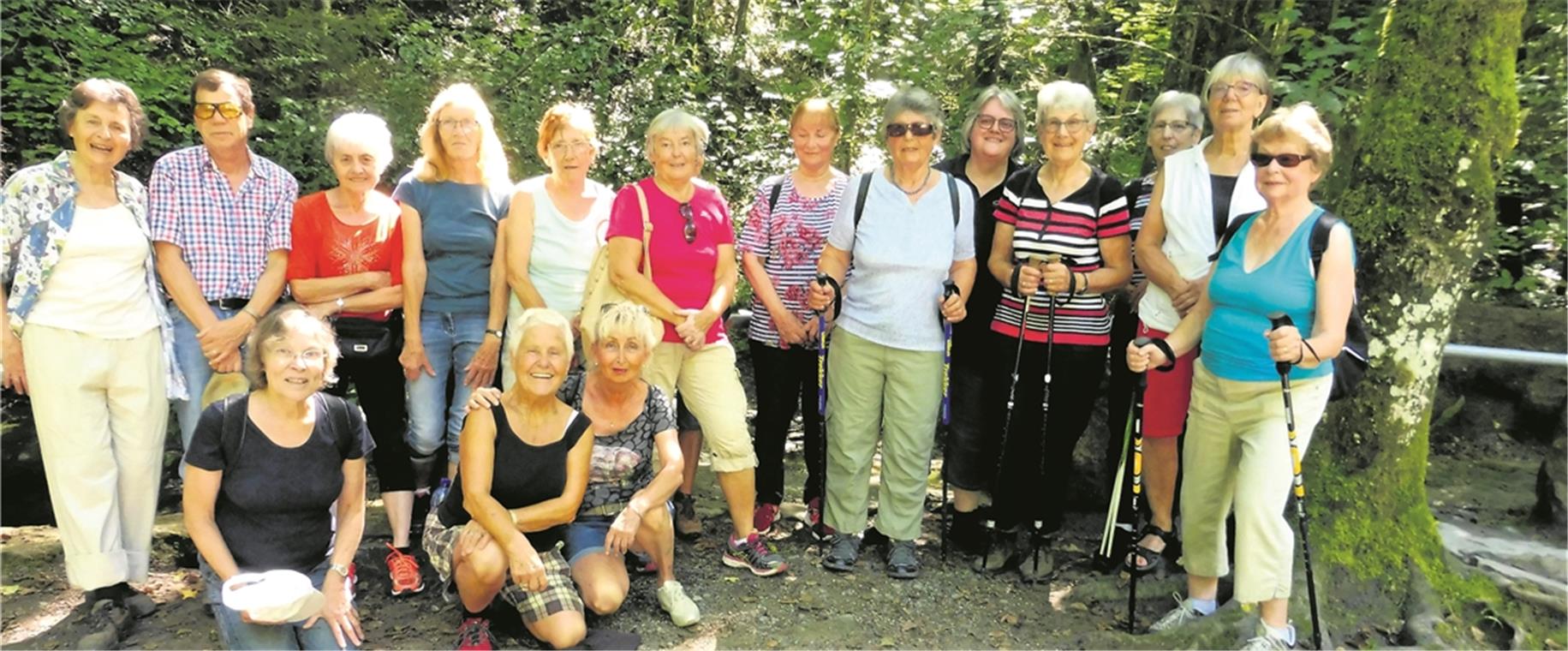 Turngau-Ferienprogramm: Endlich wieder am Wasserfall MURRHARDT (pm). „Endlich mal wieder am Wasserfall“, war die vielfältige Meinung mancher Teilnehmerinnen beim Ferienprogramm der Turnabteilung. „Schade, dass sich nicht mehr Gruppen beteiligt haben“, meinten die Übungsleiterinnen Lydia Zimmermann und Gudrun Gruber. Es war schön, dass es sich dieses Mal Sybille Lentini von der Turngau-Geschäftsstelle trotz Umzug nicht hatte nehmen lassen, dabei zu sein. Mitten im Wald bei herrlicher Luft bot Lydia Zimmermann Übungen aus der „Brain-Gymnastik“ an und beim Wasserfall ließ man die Natur bei manchen Gesprächen auf sich wirken. Foto: privat