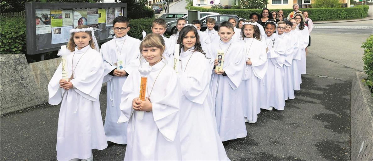 MURRHARDT (pm). Ihre Erstkommunion haben am vergangenen Sonntag 18 Mädchen und Jungen in der katholischen Kirche St. Maria in Murrhardt in einem feierlichen Gottesdienst mit Pfarrer Andreas Krause (ganz hinten) gefeiert. Seit Januar haben sich die Kinder auf diesen Tag vorbereitet. Das diesjährige Motto lautete „Wir sind Blumen in Gottes Garten“. Zur Vorbereitung gehörten unter anderem gemeinsame Weggottesdienste, Ministranteneinsätze zur Probe, die Übergabe des Erstkommunionsgewands und der Erhalt des Kommunionskreuzes. Nach der Feier am Morgen schloss sich am Abend noch eine Dankandacht an. Foto: J. Fiedler