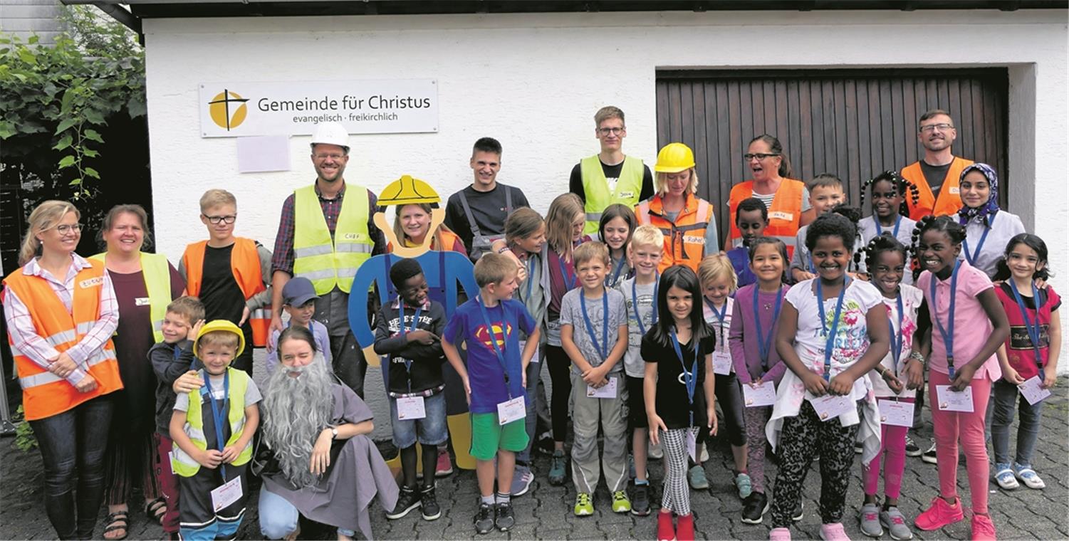 Kinder bekommen ihr Bauarbeiter-Diplom