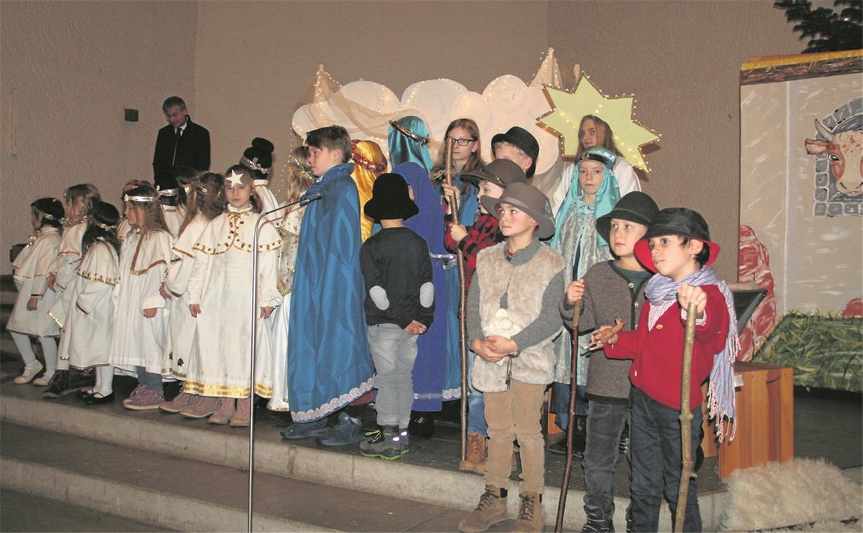 Probenstart: Krippenspieldarsteller gesucht MURRHARDT (pm). In der katholischen Kirchengemeinde St. Maria Murrhardt beginnen am kommenden Freitag, 8. November, die Proben fürs Krippenspiel an Heiligabend. Alle Kinder und Jugendlichen, die Lust haben mitzumachen, sind eingeladen, zur Rollenvergabe in den Gemeindesaal, Blumstraße 30, zu kommen. Die Proben finden dann immer freitags von 15 bis 16 Uhr statt. Das Stück, das gemeinsam aufgeführt wird, heißt „Als die Zeit erfüllt ward“. Zum Inhalt lässt die Gemeinde wissen: Die Engel beschäftigen sich damit, was die alte Weissagung des Propheten Jesaja zu bedeuten hat. Sie erfahren, was es mit dem Kind auf sich hat und sehen, was rund um Bethlehem geschieht: wie Maria und Josef einen Platz suchen, als die Geburt bevorsteht, wie die drei Könige sich genauso auf den Weg zum neugeborenen König machen wie die Hirten. Mitmachen können Kinder ab etwa sechs Jahren, die schon einen Text auswenig lernen können, im Alter nach oben sind keine Grenzen gesetzt, so die Gemeinde. Aber es gibt auch kleinere Rollen ohne längere Textpassagen für jüngere Kinder, die ab dem 13. Dezember mit dazustoßen können. Foto: privat