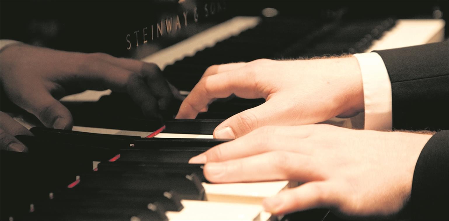 Die 19. Murrhardter Klavierakademie steht vor der Tür MURRHARDT (pm). In wenigen Tagen beginnt die 19. Internationale Klavierakademie in Murrhardt, wie das Kulturamt informiert. Im Rahmen des Meisterkurses erhalten junge Pianisten aus China, Deutschland, Japan, Kanada, Südkorea und der Türkei in den kommenden zwei Wochen Unterricht bei renommierten Professoren. Erfreulich ist, dass erstmals zwei Stipendiaten der Riebesam-Stiftung Murrhardt mit von der Partie sind. Die diesjährigen Professoren sind Elena Margolina-Hait, Felix Gottlieb und Gerald Fauth. Die Möglichkeit, gleich von drei Dozenten unterrichtet zu werden, macht die Akademie besonders beliebt, bei der sich die Studenten intensiv auf internationale Wettbewerbe vorbereiten können. Die gemeinsame Arbeit findet in der Festhalle, im Heinrich-von-Zügel-Saal der Stadtbücherei sowie im Kulturhaus Klosterhof der Riebesam-Stiftung statt. Zuhörer sind täglich von 9.30 bis 12.30 Uhr und von 14.30 bis 17.30 Uhr willkommen. Die Pläne liegen ab dem ersten Unterrichtstag (Dienstag, 27. August) in der Stadtbücherei, der Tourist-Info im Naturparkzentrum und in den Unterrichtsräumen aus. Bei den Teilnehmerkonzerten am 28. und 30. August sowie am 1., 3. und 5. September um 19 Uhr in der Festhalle können die Zuhörer die erarbeiteten Musikstücke genießen. Den Höhepunkt bildet das Gala-Abschlusskonzert am Samstag, 7. September, ebenfalls um 19 Uhr in der Festhalle. Eine Auswahl der besten Pianisten spielt an diesem Abend. Das Publikum hat die Gelegenheit, den Publikumspreis in Höhe von 300 Euro an den beliebtesten Pianisten zu vergeben. Der Eintritt zu den Konzerten ist frei, eine Spende willkommen. Weitere Infos unter www.internationale-klavierakademie.de oder Telefon 07192/213-222. Archivfoto: J. Fiedler