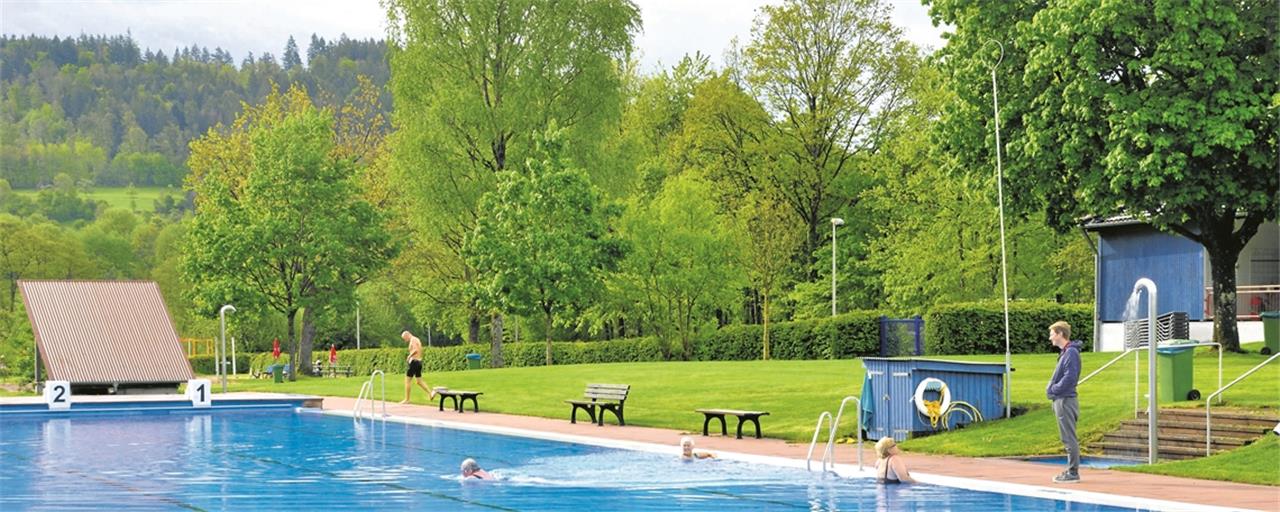 MURRHARDT (pm). Nun ist auch in Murrhardt das Freibad aus dem Winterschlaf erwacht. Mit einem kleinen Sektempfang begrüßte der neue Pächter des Kiosks, Roberto Granata, die zahlreich erschienenen Badegäste sowie Bürgermeister Armin Mößner, den Ersten Beigeordneten Rainer Braulik, Stadtwerkebetriebsleiter Michael Schünzel sowie Ralf Wallau, Vorsitzender des Freibadfördervereins. Trotz der noch kühlen Temperaturen zogen einige unerschrockene Badegäste ihre ersten Bahnen und waren glücklich, dass die Badesaison nun eröffnet ist, berichtet der Freibadförderverein. „Es ist wieder mal geschafft, zwar knapp, aber durch den vorbildlichen Einsatz der freiwilligen Helfer des Fördervereins Freibad Murrhardt konnte der geplante Starttermin eingehalten werden“. Leider verzeichnet der Förderverein einen starken Rückgang ehrenamtlicher Helfer, die für die Vorbereitungsarbeiten sowie während der Saison unterstützen und damit den Erhalt des Freibads maßgeblich sichern. So konnten bisher leider nicht alle Kassendienste an den Wochenenden besetzt werden. Der Vorstand des Fördervereins freut sich über neue Ehrenamtliche, die einen Vor- oder/und Nachmittagskassendienst an den noch nicht vergebenen Wochenenden übernehmen oder das Team in puncto Grünpflegearbeiten bei Bedarf unterstützen. Einfach an der Freibadkasse melden. Foto: privat