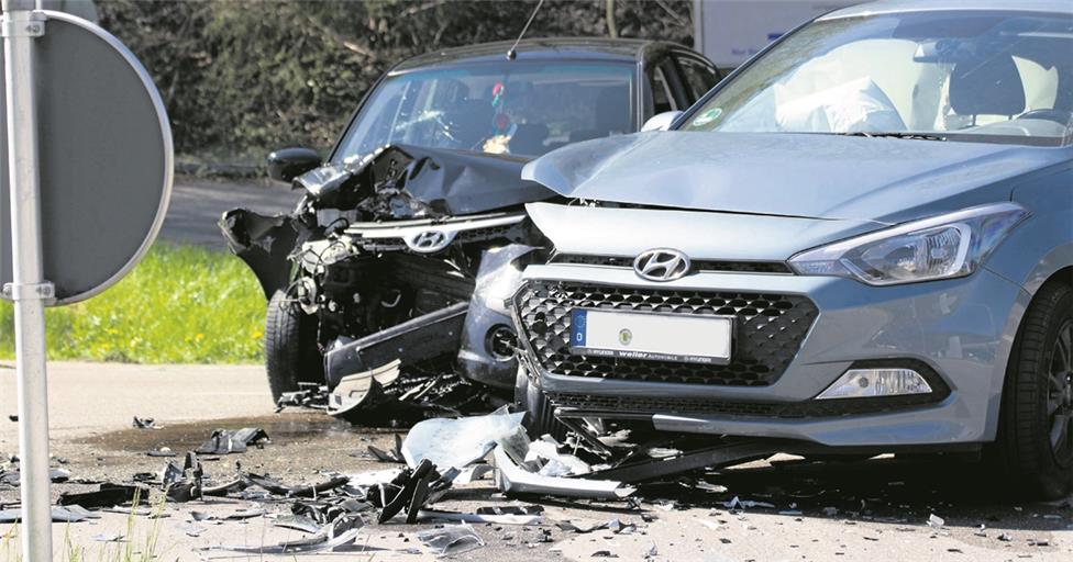 MURRHARDT (pol). Vier Leichtverletzte und ein Schaden von rund 16000 Euro sind die Bilanz eines Unfalls, der sich am Samstagvormittag gegen 10.20 Uhr auf der Kreuzung Fornsbacher Straße/Fehlbachstraße bei Murrhardt ereignet hat. Wie die Polizei berichtet, wollte eine 47-Jährige mit ihrem Hyundai von der Fornsbacher Straße nach links in die Fehlbachstraße abbiegen. Dabei nahm die Frau einer 78-Jährigen, die von Fornsbach nach Murrhardt unterwegs war, ebenfalls in einem Hyundai, die Vorfahrt. Bei dem Zusammenstoß erlitten beide Fahrerinnen sowie die zwei Mitfahrerinnen der 78-Jährigen leichte Verletzungen. Sie kamen vorsorglich mit zwei Rettungswagen in ein Krankenhaus. Foto: SDMG/Depner