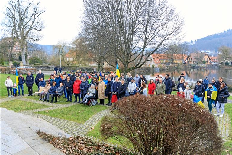 Murrhardter sowie ukrainische Mitbürger haben sich im Stadtgarten nahe des Feuersees zusammengefunden. Foto: Stefan Bossow