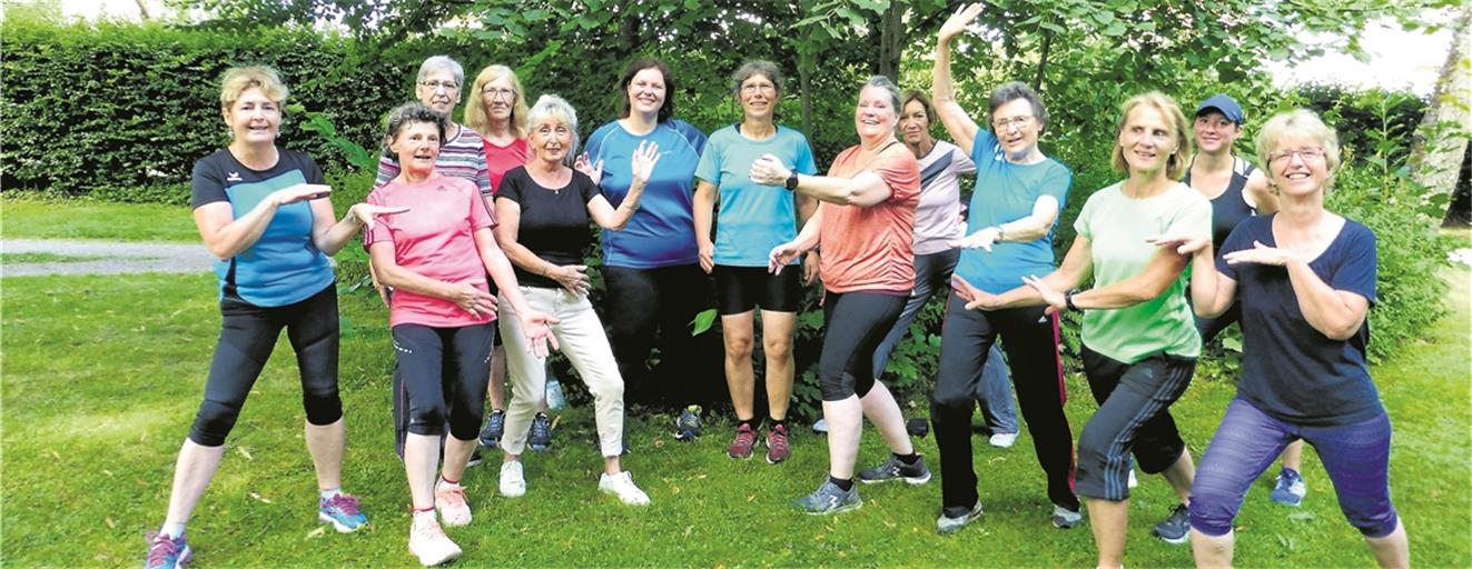 MURRHARDT/WELZHEIM (pm). Gemeinsam bewegen – so lautete das Motto im Sommerferienprogramm. Dieses Mal ging es für die Murrhardter Sportlerinnen nach Welzheim in den Stadtpark. Die mitreißende und einfühlsame Leiterin Ute Bordasch bot vielfältige Übungen mit voller Power und ansprechender Musik an. Glücklicherweise gab es zwischendurch auch Auf-der-Stelle-Treten und Schulterkreisen sowie Knieübungen und Vierteldrehungen. Nach einer Stunde waren alle begeistert und wussten, dass sie etwas für Beweglichkeit, Koordination, Kraft und Ausdauer an der frischen Luft mit Freude erlebt hatten.  Foto: privat