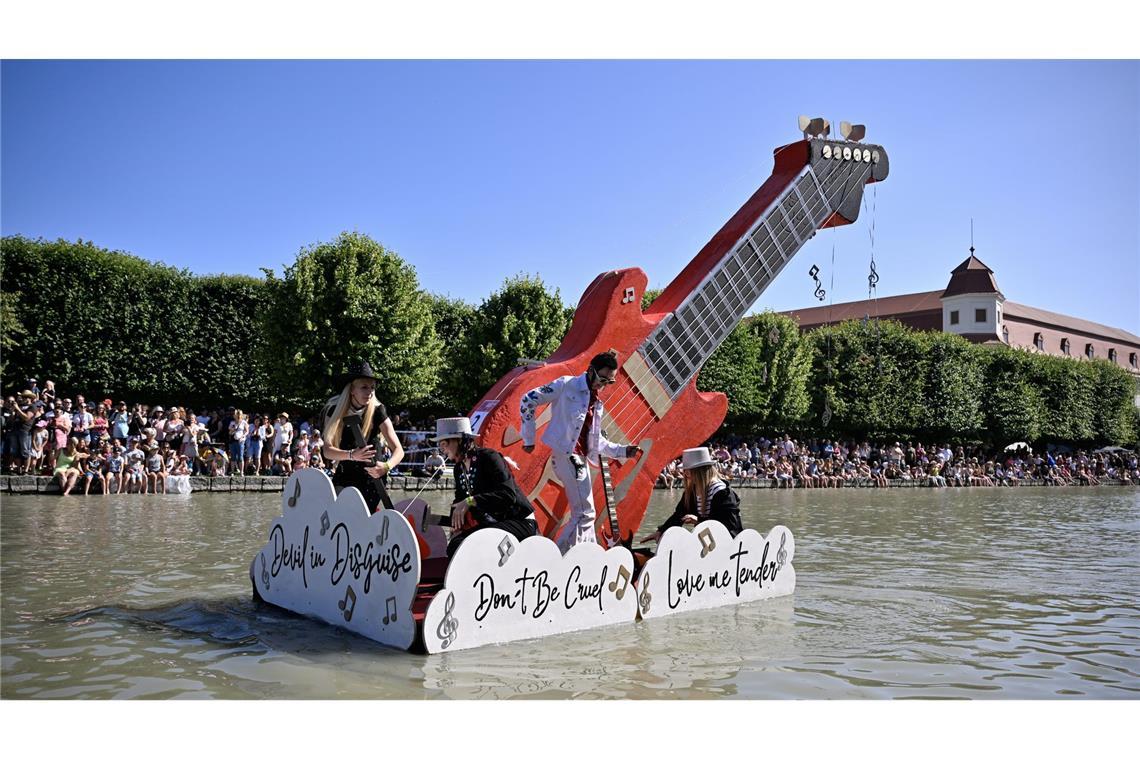 Bilder des Tages "Musikalische" Boote wie diese schwimmende Riesengitarre fahren bei der Regatta eines Musikfestivals im tschechischen Holešov.