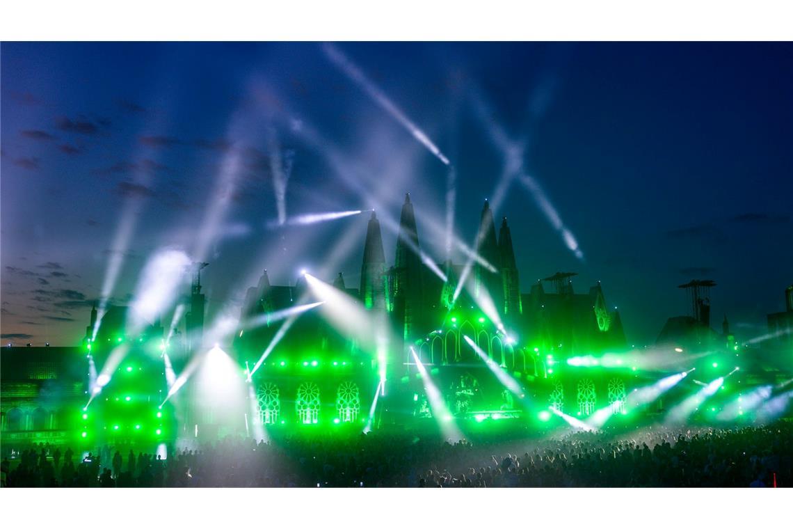 Bilder des Tages Musikfans tanzen nach Sonnenuntergang vor der Hauptbühne des Airbeat One Festivals. Zu dem Elektromusik-Festival werden bis zum 13.07.2025 etwa 200.000 Elektrofans erwartet.