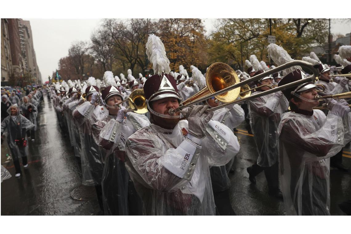Ballons und Tanzgruppen in den Straßen New Yorks Musikformationen sind auch bei der Macy’s Thanksgiving Day Parade dabei.