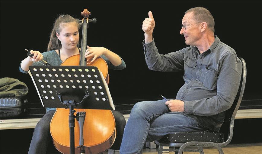 Musikschülerin Judith Gunther aus Fichtenberg und Dozent Joseph Hasten erarbeiten das Stück Schritt für Schritt. Foto: J. Fiedler