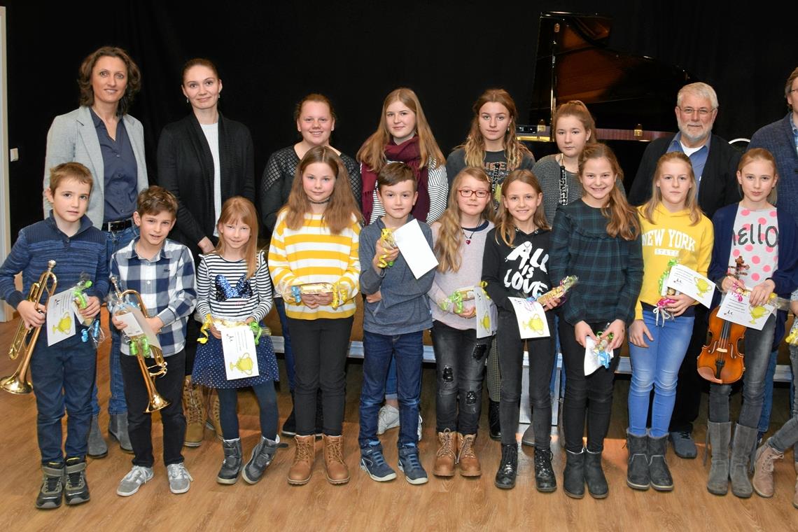 Musikschulleiterin Judith-Maria Matti (hinten links) mit dem Kollegenteam und den gut gelaunten Preisträgern. Foto: E. Klaper