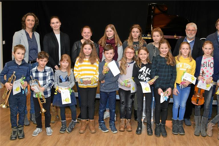 Musikschulleiterin Judith-Maria Matti (hinten links) mit dem Kollegenteam und den gut gelaunten Preisträgern. Foto: E. Klaper