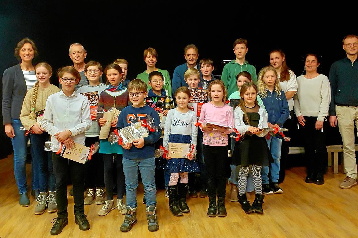 Die Musikschule punktet bei „Jugend musiziert“ Musikschulleiterin Judith-Maria Matti (links) hielt für die jungen Talente ihre Urkunden und kleine Präsente bereit. Bei der Feierstunde waren auch Kolleginnen und Kollegen des Musikschulteams mit von der Partie. Foto: Musikschule