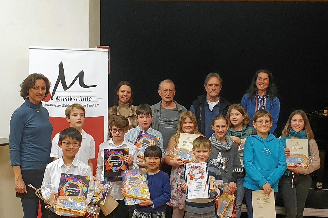 Musikschule punktet bei „Jugend musiziert“ Musikschulleiterin Judith-Maria Matti (links) mit den Schülerinnen und Schülern sowie ihren Kolleginnen und Kollegen bei der Feierstunde mit Urkundenübergabe. Foto: Musikschule