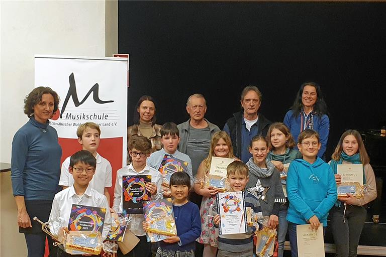 Musikschulleiterin Judith-Maria Matti (links) mit den Schülerinnen und Schülern sowie ihren Kolleginnen und Kollegen bei der Feierstunde mit Urkundenübergabe. Foto: Musikschule