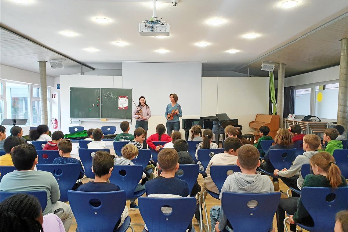 Musikschullehrerinnen stellen die Violine vor Musikschulleiterin Judith-Maria Matti und Geigenlehrkraft Rebecca Goodman bringen den Schülerinnen und Schülern die Geige näher. Foto: privat