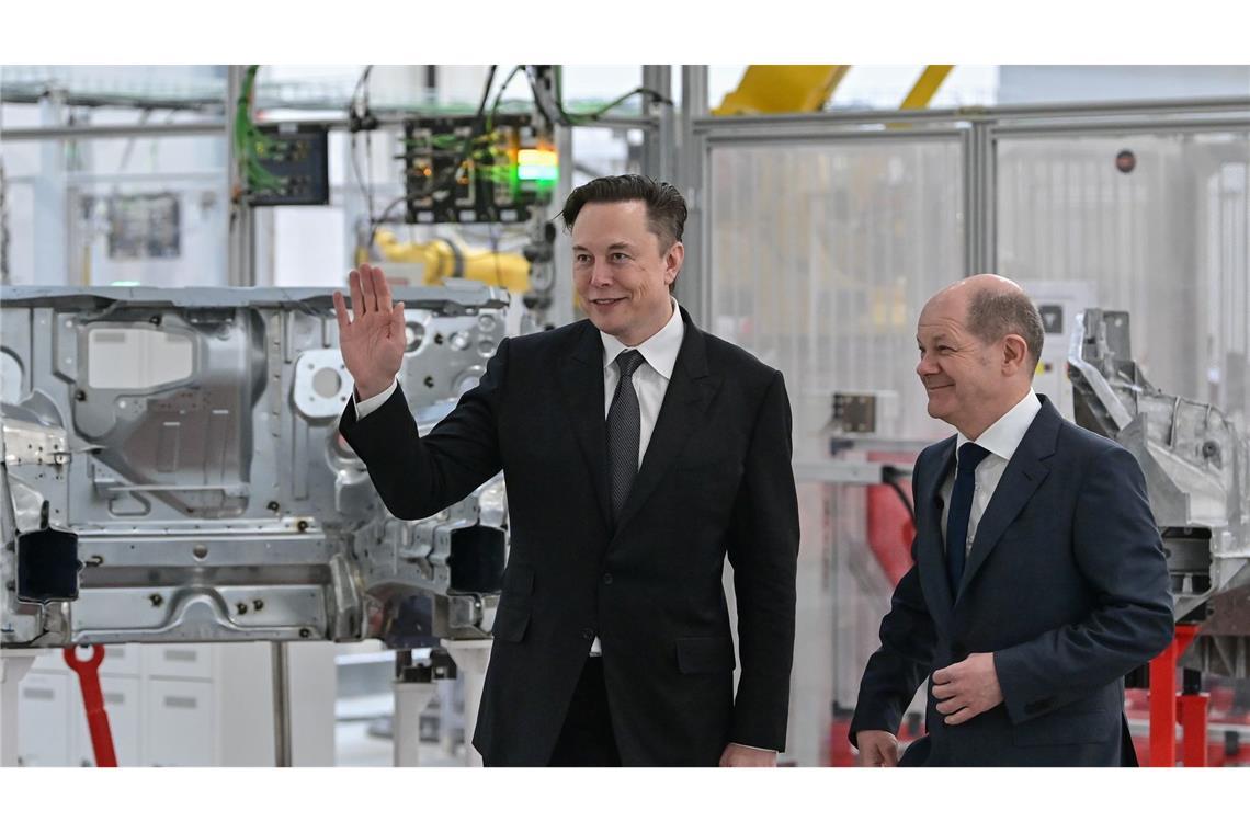 Scholz zu Attacken von Musk: "Cool bleiben" Musk (l) und Scholz während der Eröffnung der Tesla-Fabrik in Grünheide. (Archivbild)