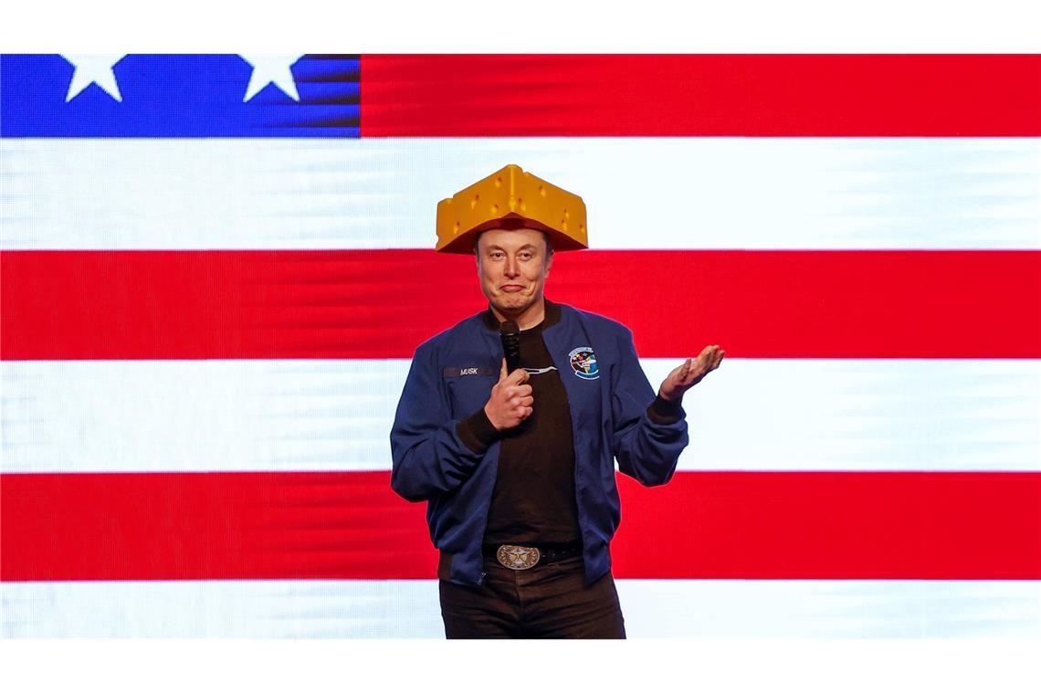 Musk verteilt vor Richterwahl in Wisconsin Millionen-Schecks Musk trug einen Käsehut auf der Bühne.
